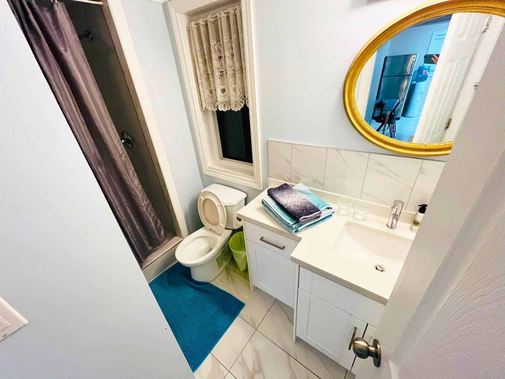 Private Suite With Private Entrance King Bed 리치먼드 외부 사진